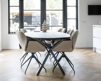 Deens ovale eikenhouten eettafel Lachaud in black smoke intense met de Mood #95 eetkamerstoelen in mango - beige.
