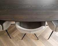 Deens ovale eikenhouten eettafel Lachaud in black smoke intense met de Mood #95 eetkamerstoelen in mango - beige.