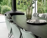 Deens ovale eikenhouten eettafel Eminent in deep black (9005) met de Mood #96 eetkamerstoelen.