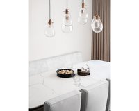 Keramische eettafel 240x100 cm in Statuario Satin met eetkamerbank Le Mans in Adore - Ecru 102 en Le Mans eetkamerstoelen in Board - Natural 01. 