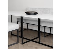 Keramische eettafel 240x100 cm in Statuario Satin met eetkamerbank Le Mans in Adore - Ecru 102 en Le Mans eetkamerstoelen in Board - Natural 01. 