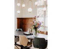 Ovale eikenhouten eettafel Louise, deep black (9005) met Mood #96 eetkamerstoelen in diverse materialen en kleuren.