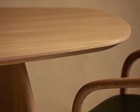 Table du Sud X Art in Return eettafel in ultra matte lak en de Neva eetkamerstoel in eiken met zenith leder.