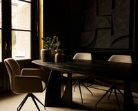 Table du Sud X Art in Return eettafel in deep black (9005) en de Mood #95 eetkamerstoel in mango - sand.