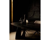 Table du Sud X Art in Return eettafel in deep black (9005) en de Mood #95 eetkamerstoel in mango - sand.