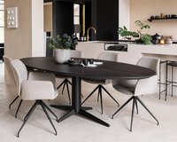 Ovale eikenhouten eettafel Ludovic met de Mood #95 eetkamerstoelen.