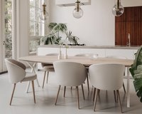 Deens ovale eikenhouten eettafel Lachaud in Ultra matte lak met Neo eetkamerstoelen in Vera - beige.