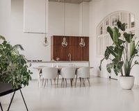 Deens ovale eikenhouten eettafel Lachaud in Ultra matte lak met Neo eetkamerstoelen in Vera - beige.