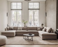 Donna hoekbank met vloerkleed Rubis, 300x470 cm in kleur 34. Marmeren salontafel set Veva. Pastille pouf.