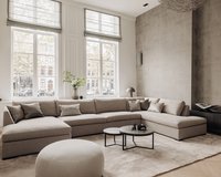 Donna hoekbank met vloerkleed Rubis, 300x470 cm in kleur 34. Marmeren salontafel set Veva. Pastille pouf.