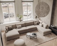 Donna hoekbank met vloerkleed Rubis, 300x470 cm in kleur 34. Marmeren salontafel set Veva. Pastille pouf.