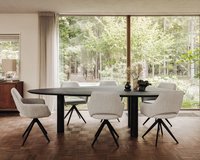 Kiezelvormige-eiken-tafel-pippa-Yanai