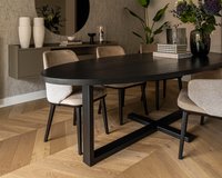 Ovale eettafel eikenhout black smoke intense met onderstel Felix met Mason stoelen | Table du Sud