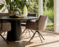 Ronde-eikenhouten-eettafel-qone-decio-stoelen2