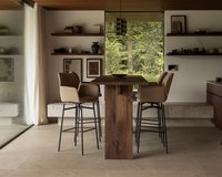 Zie hier onze designer Anne Claus bartafels vanuit een vooraanzicht met notenhouten poten.