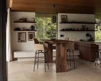 Zie hier onze designer Anne Claus bartafels met notenhouten poten.