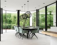 Deens ovale eikenhouten eettafel Eminent in deep black (9005) met de Mood #96 eetkamerstoelen.