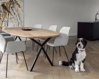 Deens ovale eikenhouten eettafel Lachaud in ultra matte lak met de Mood #95 eetkamerstoelen in berry - beige.