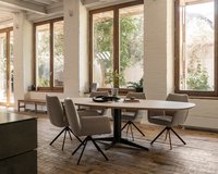 Ludovic-met-decio-stoelen