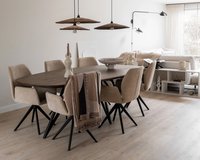 Deens ovale eikenhouten eettafel Pomm. Afmeting 240x120x4 cm in nieuw eiken, black smoke light. Misaki - Jesper Home eetkamerstoelen in funky fudge.