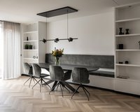 Deens ovale eikenhouten eettafel xx 10x4. Afmeting 270x120x4 cm in de kleur deep black (9005). Mood #91 en #95 eetkamerstoelen in Genova - forest.