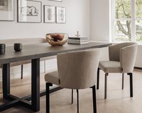 Rechthoekige eikenhouten eettafel Louise met C-line stoelen en eetkamerbanken.