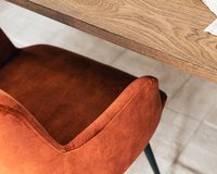 Rechthoekige eikenhouten eettafel Bonqui met de Mood #101 PM11 eetkamerstoelen in Genova Rost.