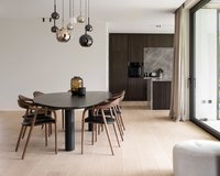 Kiezelvormige-eiken-tafel-pippa-met-neva-stoelen2