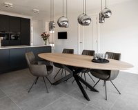 ovale-gap-met-seattle-stoelen2