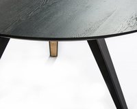 Ronde eettafel van eikenhout met een Savie onderstel close up | Table du Sud