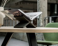 Ronde eettafel van eikenhout met een Savie onderstel zijaanzicht | Table du Sud