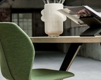 Ronde eettafel van eikenhout met een Savie onderstel met stoel zijaanzicht | Table du Sud