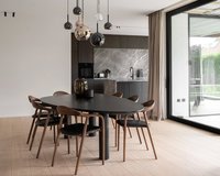 Kiezelvormige-eiken-tafel-pippa-met-neva-stoelen4