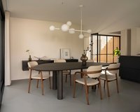 kiezelvormige-eiken-tafel-met-pippa