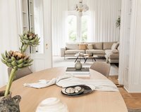 Ovale eikenhouten eettafel Gap met Billy stoelen in papyrus - 07. Moderne bank Fox in Karoo - 01 zand en kiezelvormige salontafel set Gabri.