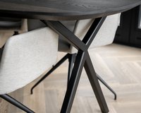 Deens ovale eikenhouten eettafel Lachaud, black smoke intense. Mood #95 stoelen in mango - beige.