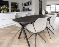 Deens ovale eikenhouten eettafel Lachaud, black smoke intense. Mood #95 stoelen in mango - beige.