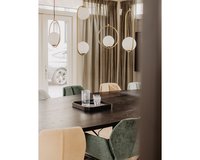 Ovale eikenhouten eettafel Louise, deep black (9005) met Mood #96 eetkamerstoelen in diverse materialen en kleuren.