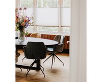 Ovale eikenhouten eettafel Louise, deep black (9005) met Mood #96 eetkamerstoelen in diverse materialen en kleuren.