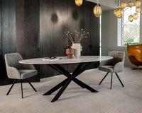 Ovale keramische eettafel Gap, golden white satin. Mila eetkamerstoel in Silent - 60.