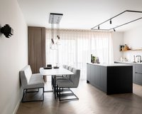 Keramische eettafel 240x100 cm in Statuario Satin met eetkamerbank Le Mans in Adore - Ecru 102 en Le Mans eetkamerstoelen in Board - Natural 01. 