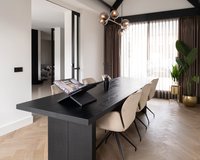 Bonqui eettafel met de Mood #95 eetkamerstoelen in Juke - khaki.