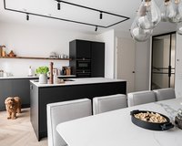 Keramische eettafel 240x100 cm in Statuario Satin met eetkamerbank Le Mans in Adore - Ecru 102 en Le Mans eetkamerstoelen in Board - Natural 01. 