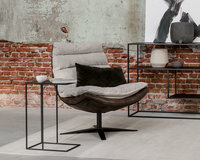 Materiaal: unit - sesame (in) africa leder - tobacco (out). Sidetable Saoul en bijzettafel Bacu. Vloerkleed Eef.