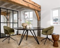 Ronde eikenhouten eettafel Chaneau met Genti eetkamerstoelen in Africa leder en Caro.