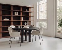 Ronde eettafel eikenhout met onderstel Pippa in black smoke intense met de Mood #95 PM17 eetkamerstoelen | Table du Sud 