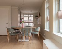 toro-stoelen-met-ronde-tafel