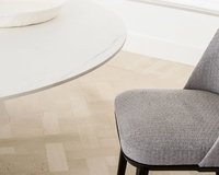 Keramische ronde eettafel met Mason stoel in Caro 149 | Table du Sud