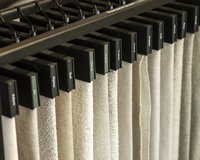 Op deze afbeelding is een kar met stofstalen te zien van de Table du Sud Choice collectie