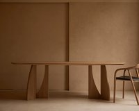 Table du Sud X Art in Return eettafel in ultra matte lak en de Neva eetkamerstoel in eiken met zenith leder.